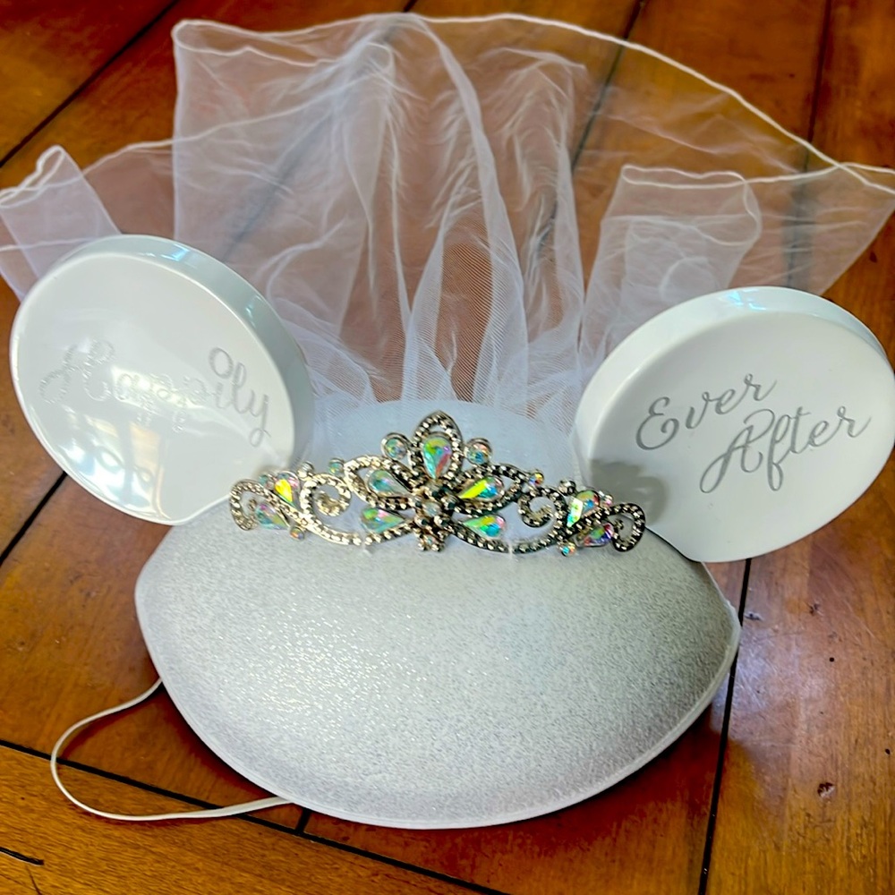 EUC DISNEY HAPPILY EVER AFTER BRIDAL CAP
